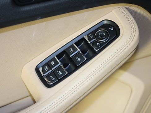 Used 2025 Porsche Macan w/ Premium Package Plus image 16