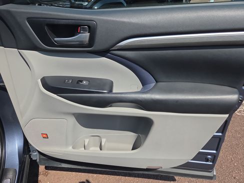 Certified 2019 Toyota Highlander Limited AWD/4WD image 17