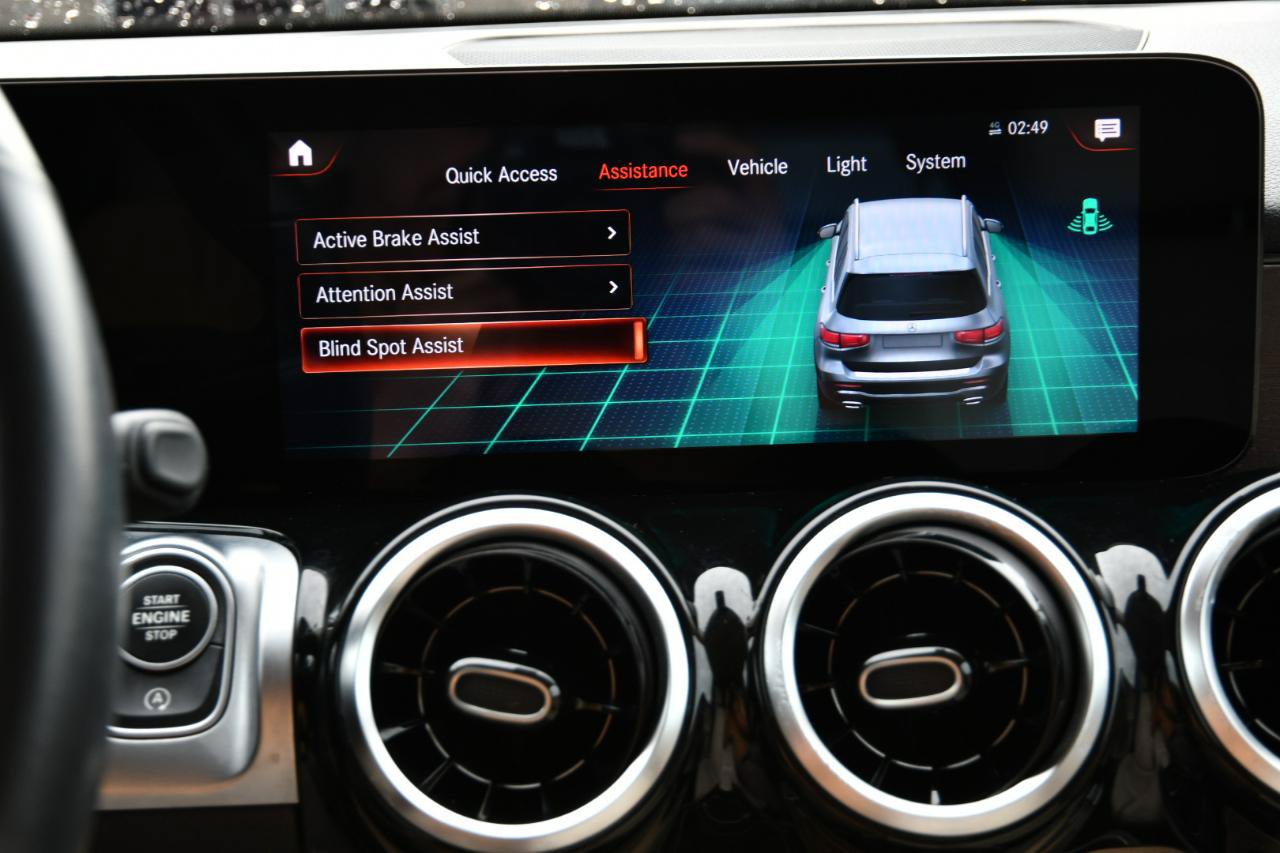 Used 2022 Mercedes-Benz GLB 250 w/ Premium Package image 23