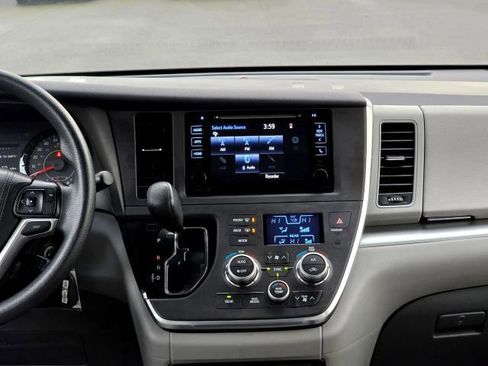Used 2015 Toyota Sienna LE image 18
