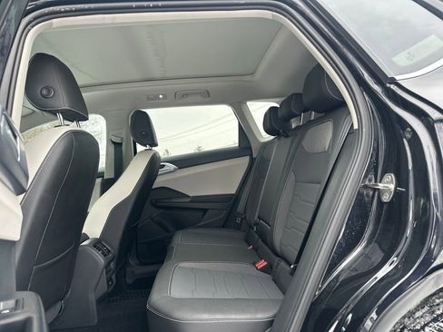 Certified 2025 Volkswagen Taos SE w/ Panoramic Sunroof Package image 14