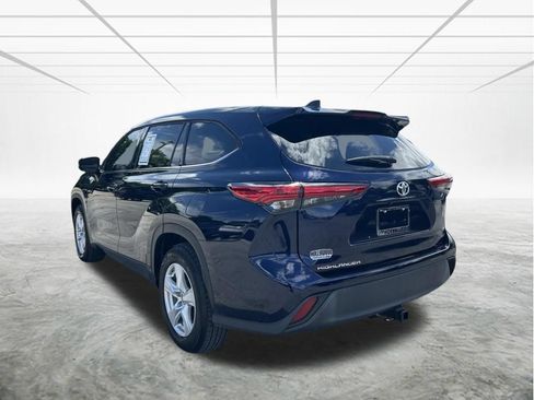 Used 2022 Toyota Highlander L FWD image 6