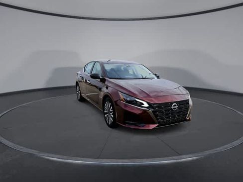 Used 2024 Nissan Altima 2.5 SV FWD image 2
