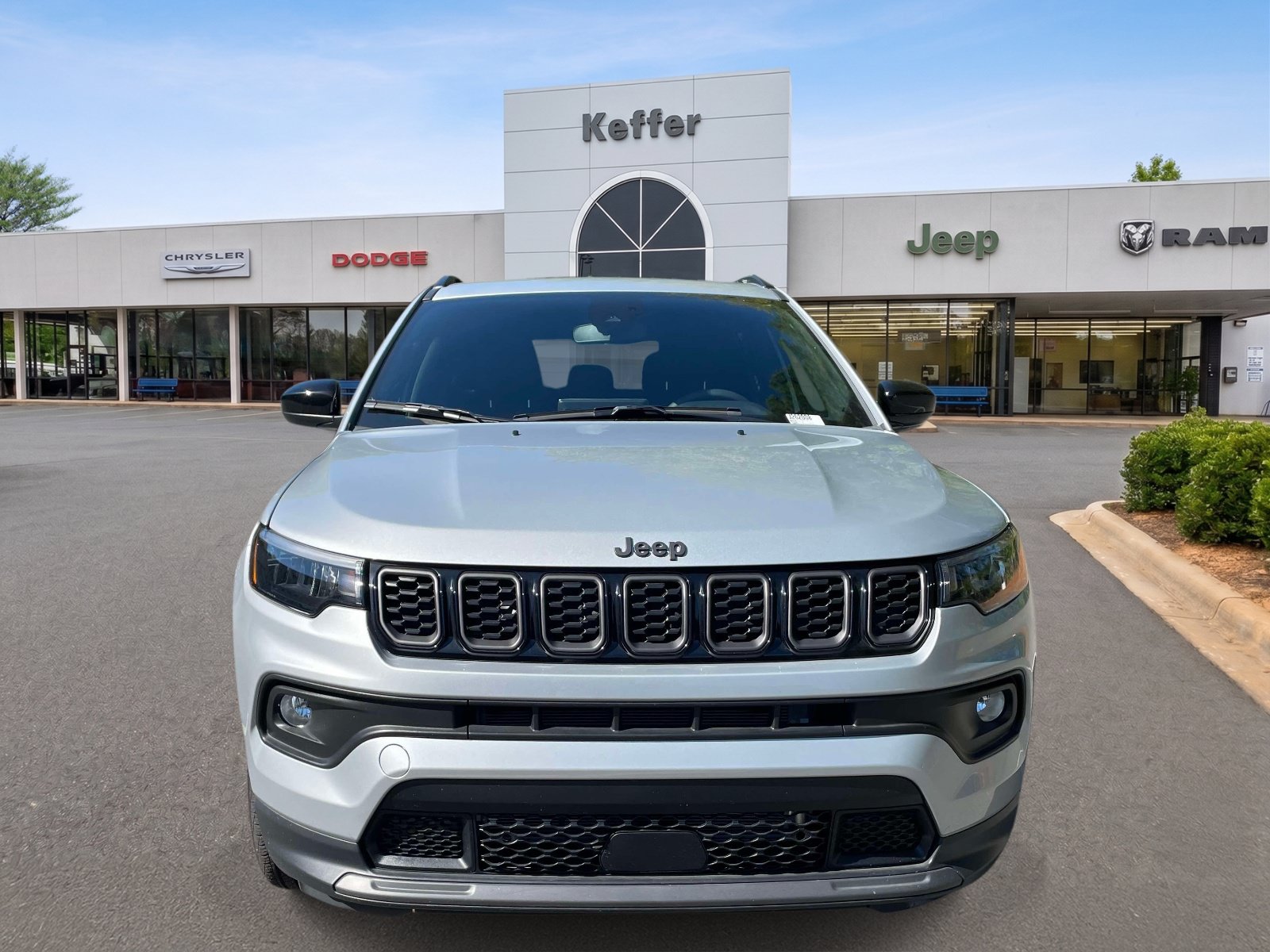 Used 2026 Jeep Compass Latitude AWD/4WD image 2