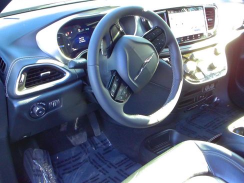 Used 2022 Chrysler Pacifica Touring-L w/ S Appearance Package FWD image 8