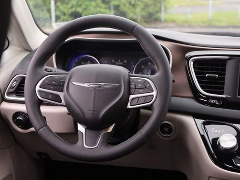Used 2022 Chrysler Voyager LX FWD image 28