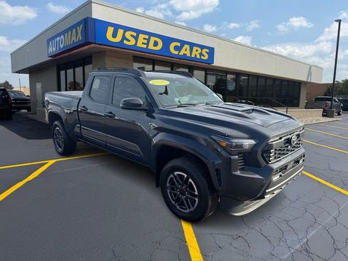 Used 2024 Toyota Tacoma TRD Sport w/ TRD Sport Upgrade Package image 4