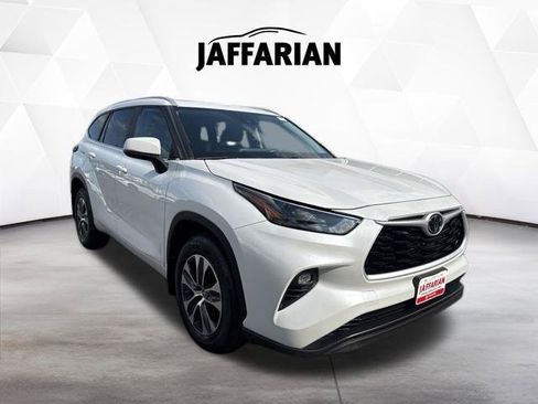 Certified 2024 Toyota Highlander XLE AWD/4WD image 1