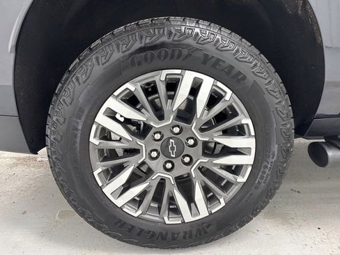 Used 2025 Chevrolet Suburban Z71 w/ Comfort Package image 38