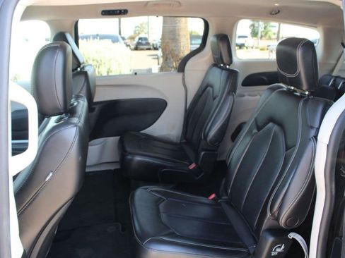 Used 2023 Chrysler Pacifica Touring-L FWD image 10
