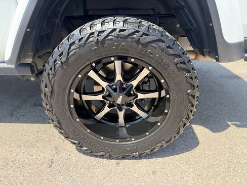 Used 2023 Jeep Gladiator Rubicon w/ Cold Weather Group AWD/4WD image 17