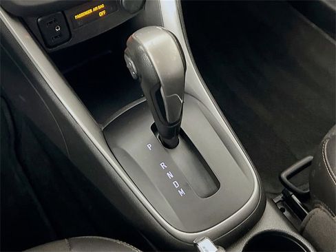 Used 2020 Chevrolet Trax LT w/ LT Convenience Package image 21