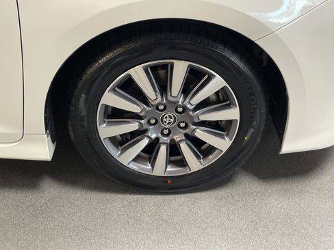 Used 2020 Toyota Sienna Limited Premium image 13