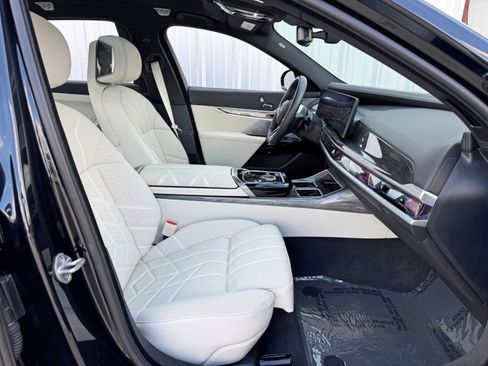 Used 2023 BMW i7 xDrive60 w/ Executive Package 2 image 16