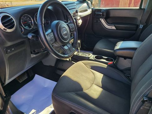 Used 2016 Jeep Wrangler Unlimited Rubicon w/ Connectivity Group image 4