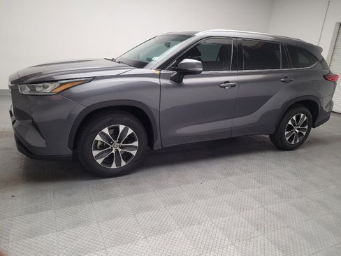 Used 2020 Toyota Highlander XLE FWD image 2