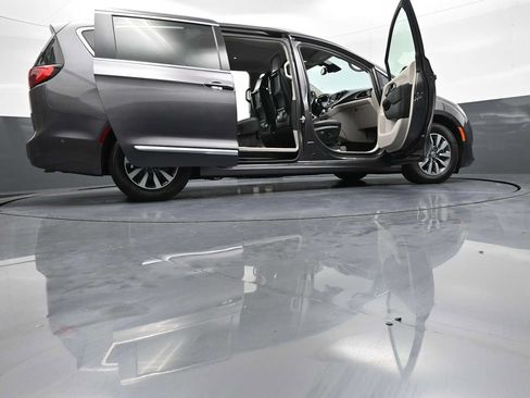 Used 2020 Chrysler Pacifica Touring-L Plus FWD image 51