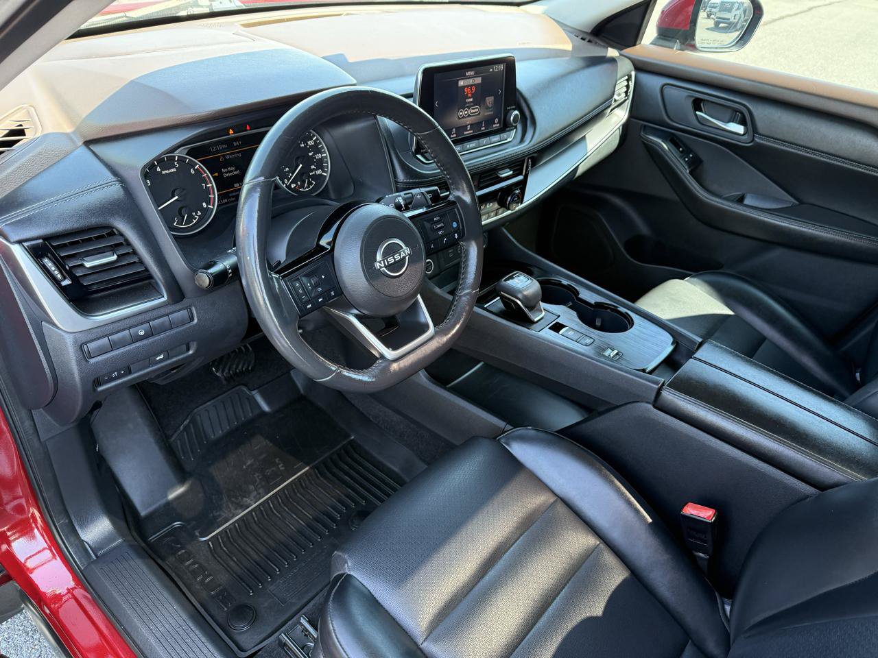 Used 2022 Nissan Rogue SV w/ SV Premium Package FWD image 13