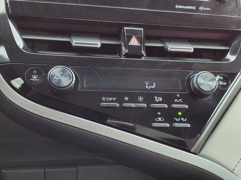 Used 2022 Toyota Camry XLE image 8