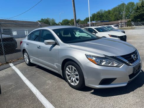 Used 2017 Nissan Altima 2.5 S w/ Power Driver Seat Package FWD image 3