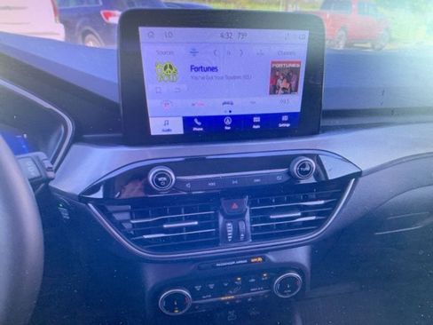 Used 2022 Ford Escape Titanium image 10