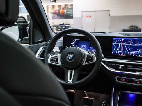 Used 2026 BMW X5 M60i w/ Executive Package image 16