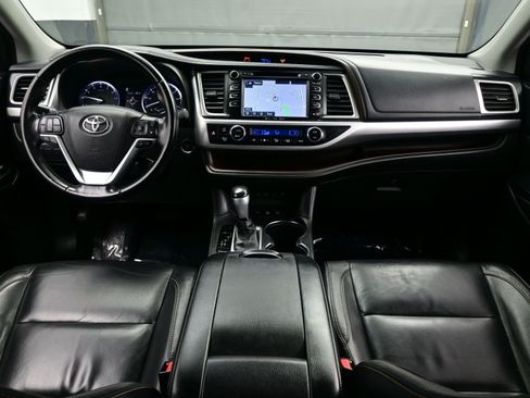 Used 2017 Toyota Highlander SE image 16