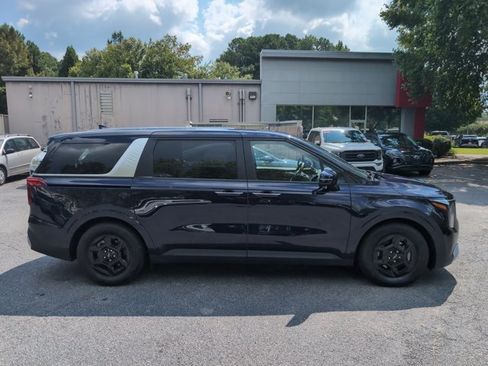 Used 2025 Kia Carnival FWD image 4
