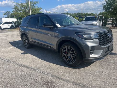 Used 2025 Ford Explorer ST-Line w/ ST-Line Street Pack AWD/4WD image 4