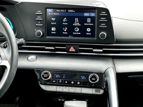Used 2025 Hyundai Elantra Blue image 31