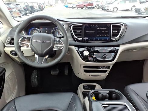 Used 2024 Chrysler Pacifica Touring-L FWD image 23