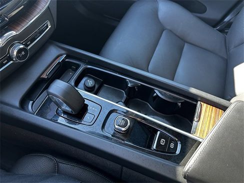 Used 2024 Volvo XC60 B5 Plus image 24