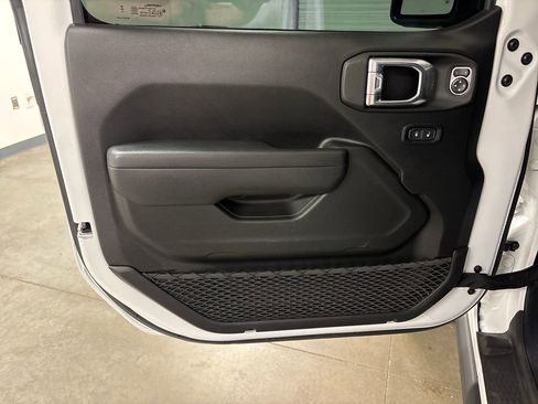 Used 2025 Jeep Gladiator Sport image 22