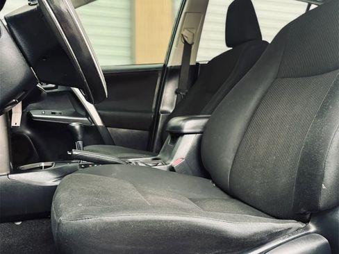 Used 2017 Toyota RAV4 LE FWD image 3