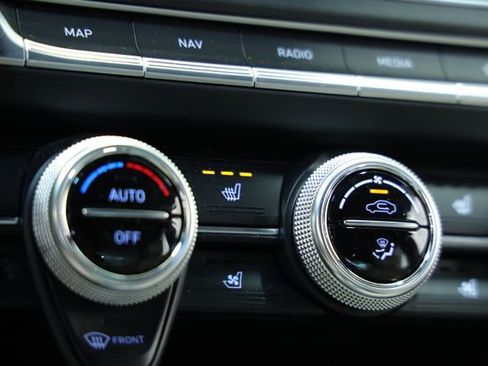 Used 2022 Genesis G70 3.3T RWD image 19