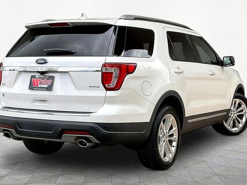Used 2018 Ford Explorer XLT AWD/4WD image 6