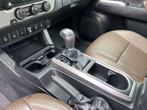 Used 2021 Toyota Tacoma Limited image 12