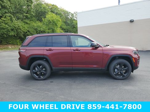New 2025 Jeep Grand Cherokee 4WD image 3