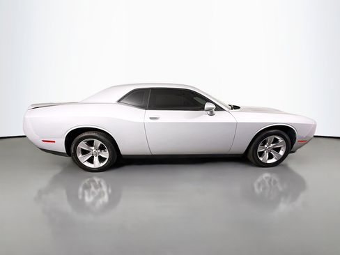 Used 2022 Dodge Challenger SXT RWD image 11