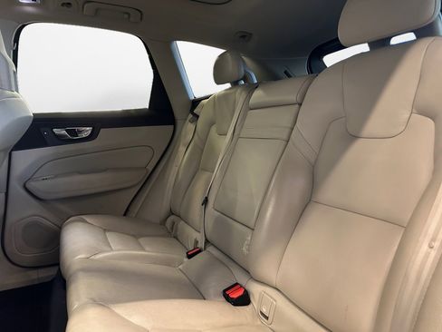 Used 2018 Volvo XC60 T5 Momentum image 16