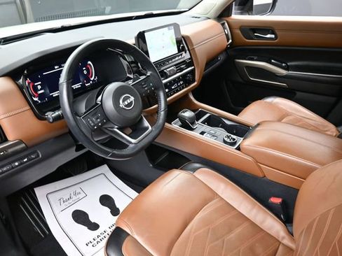 Used 2023 Nissan Pathfinder Platinum image 18