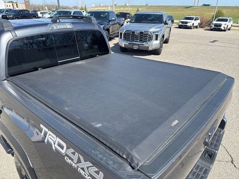 Certified 2021 Toyota Tacoma TRD Off-Road AWD/4WD image 10