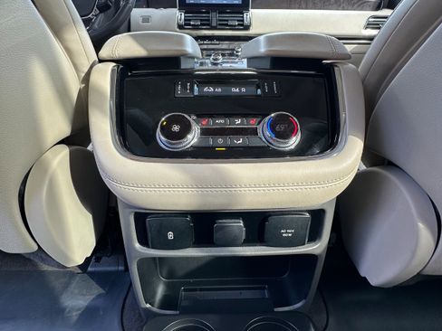 Used 2019 Lincoln Navigator Premiere AWD/4WD image 27