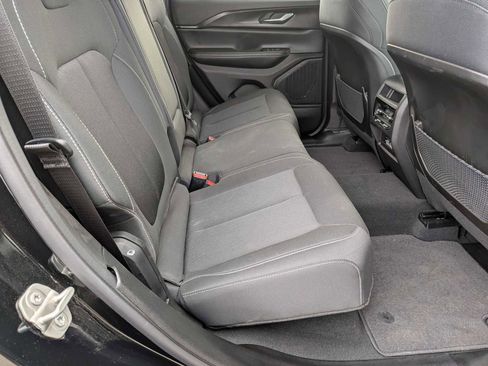 Used 2023 Jeep Grand Cherokee Laredo AWD/4WD image 19