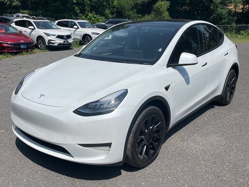 Used 2023 Tesla Model Y Long Range AWD/4WD image 2