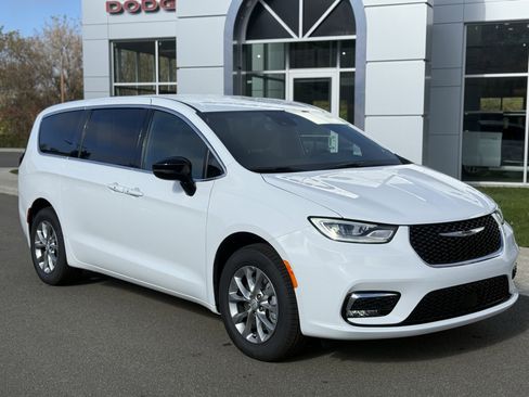 New 2026 Chrysler Pacifica Select image 1