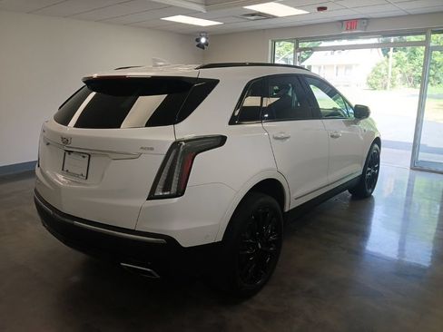 Used 2022 Cadillac XT5 Sportv w/ Platinum Package AWD/4WD image 2