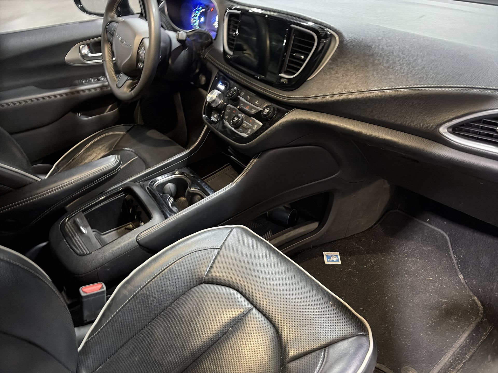 Used 2024 Chrysler Pacifica Premium FWD image 32