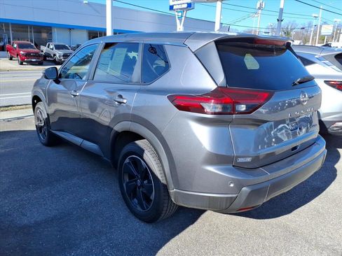 Used 2024 Nissan Rogue SV image 3