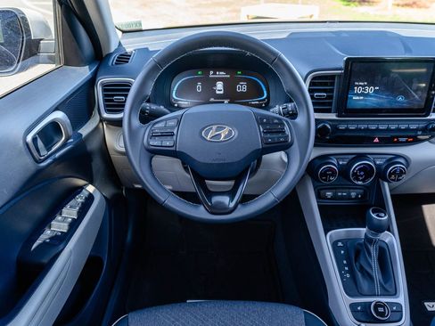 Used 2025 Hyundai Venue Limited FWD image 25